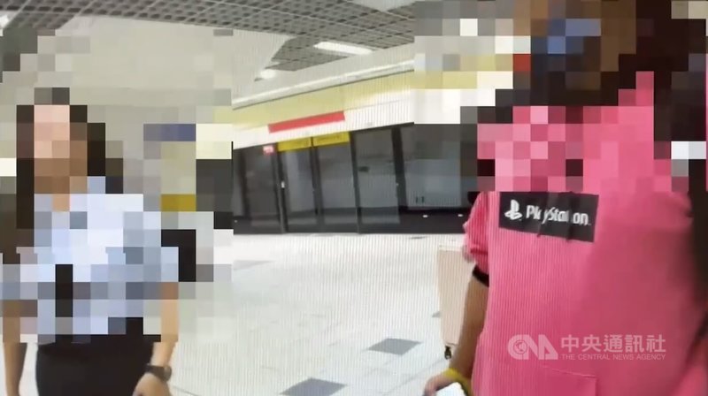 有網友發文指出,北捷台北101/世貿站7日發生乘客追罵事件。北市警方8日表示,經查為31歲鄭姓男子和21歲鄭姓女友搭乘電扶梯時併肩站立,但後方19歲王姓男子因急於上車而不斷催促「借過」,過程中疑發生推擠及辱罵等情事,雙方起口角衝突。(翻攝照片)中央社記者黃麗芸傳真 114年6月8日