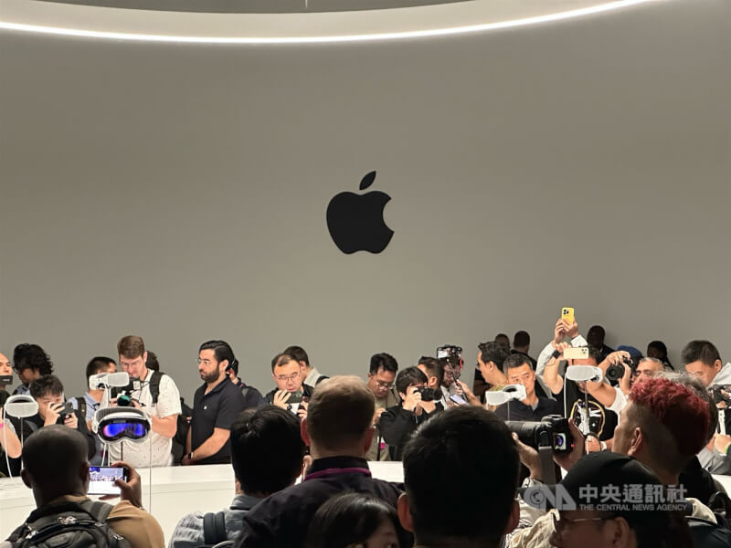 圖為蘋果總部賈伯斯劇院設置的展示區。（中央社檔案照片）