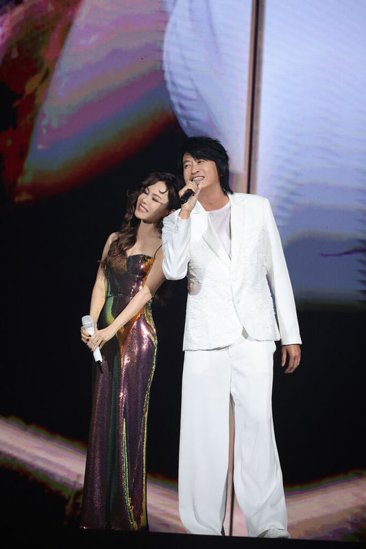 金曲歌后彭佳慧(左)7日在台北小巨蛋舉辦「一路這樣愛過來」演唱會,邀請歌手游鴻明(右)擔任嘉賓。(寬宏藝術提供)中央社記者王心妤傳真 114年6月8日