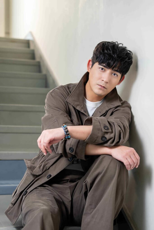 演員周渝民（圖）在影集「我們與惡的距離II」中詮釋心碎未亡人，他分享，在演戲時會針對角色進行能量分配，「我很清楚我每天能量是多少，這些能量我私底下都不會用，全部就是擺在鏡頭前面，用完就沒了，所以我很珍惜我自己擁有這些能量的時候」。（CATCHPLAY+提供）中央社記者洪素津傳真  114年6月8日