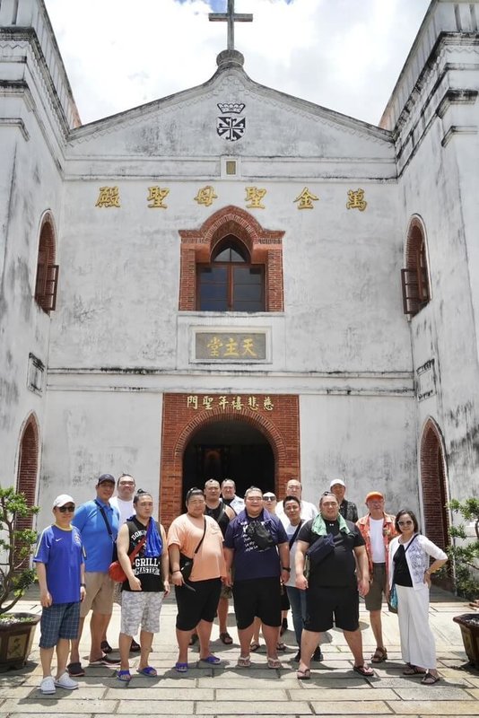 來自日本的錣山部屋相撲力士8日到訪屏東,縣府特別安排一系列在地文化體驗,包含帶領他們前往參訪台灣最古老天主教堂、位在萬巒鄉的萬金聖母聖殿。(屏東縣政府傳播暨國際事務處提供)中央社記者黃郁菁傳真 114年6月8日