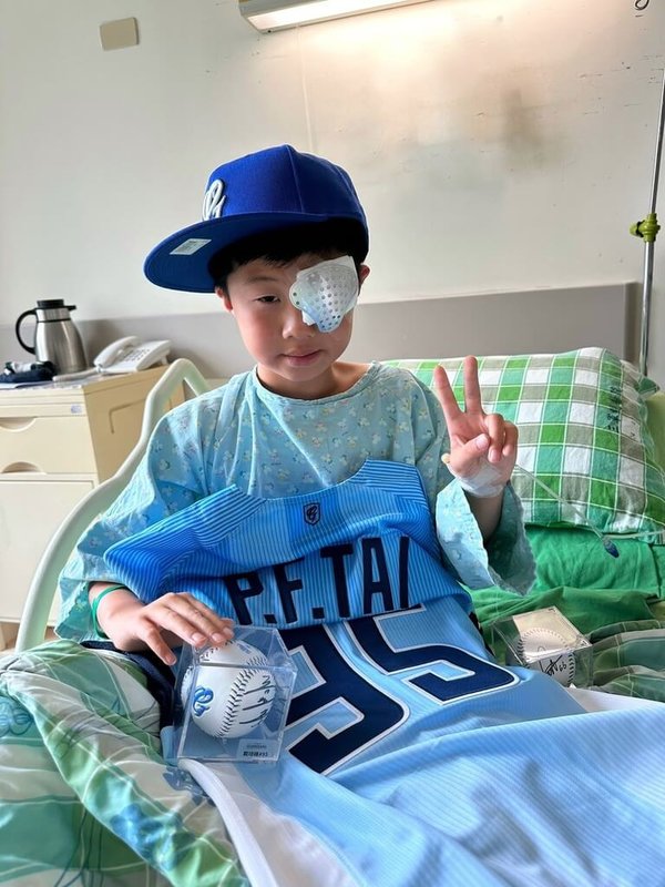 中華職棒7日在新莊棒球場的例行賽有小球迷被界外球打中眼部受傷,主場富邦悍將球團表示,賽後就到醫院探視,並先送上全隊簽名球棒慰問,得知小球迷最喜愛球員是戴培峰及李東洺後,8日再帶著2名球員的祝福及球衣等為小球迷打氣。(富邦悍將提供)中央社記者楊啟芳傳真 114年6月8日