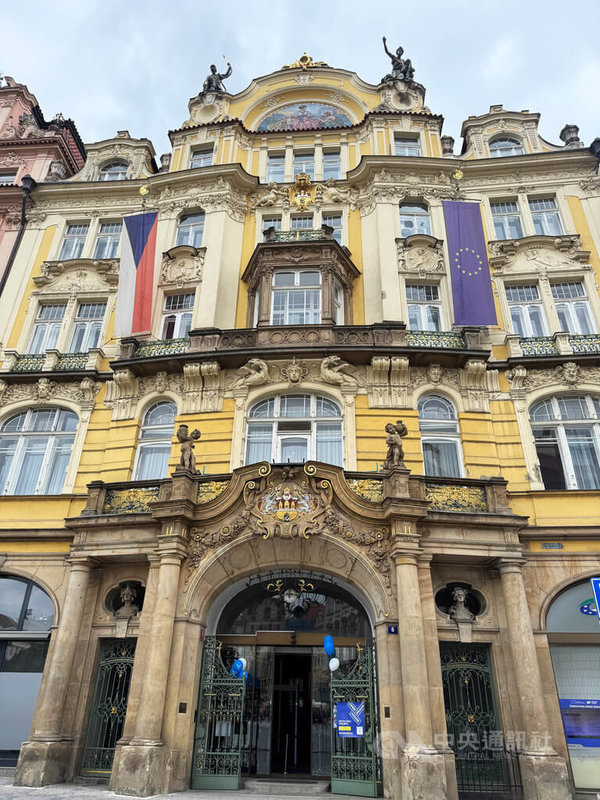 捷克地區發展部的建築外觀華麗,以米黃色為基調,外牆上的浮雕象徵火、水、風、冰雹、閃電與洪水,細膩刻畫各種自然災害,反映保險業所面對的風險。中央社記者劉郁葶布拉格攝 114年6月8日