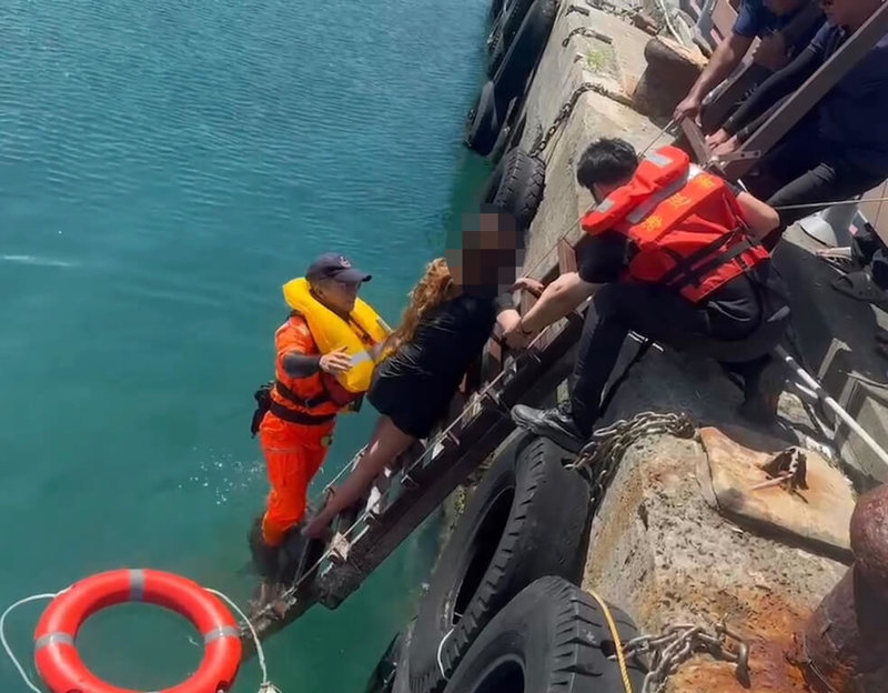 屏東縣小琉球8日發生1起跳海事件，姨甥關係的2名遊客疑酒後起爭執，相繼在白沙漁港碼頭跳海，海巡人員實施救援，順利將2名遊客救起。（請珍惜生命。衛福部安心專線「1925」、生命線「1995」）（海巡署南部分署第五岸巡隊提供）中央社記者黃郁菁傳真  114年6月8日