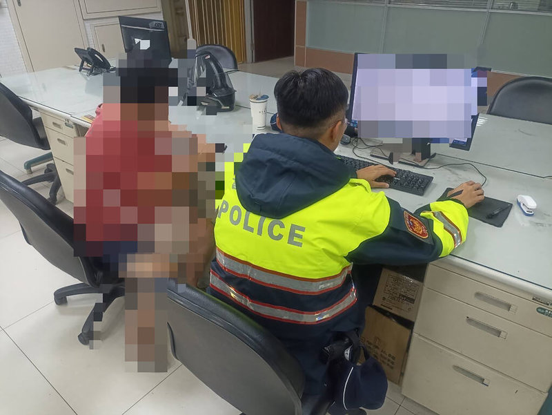 彰化縣田中鎮一名婦人日前接獲假銀行客服及假員警來電,稱有人持其證件想申請理賠金,且要她「不要麻煩當地派出所」,婦人感到奇怪並報警。警方向其說明,這是常見詐騙手法之一,詐團利用受害者不清楚流程、惶恐不安心理,偽裝金融機構與警方進行多層次話術詐騙。(警方提供)中央社記者鄭維真傳真 114年6月9日