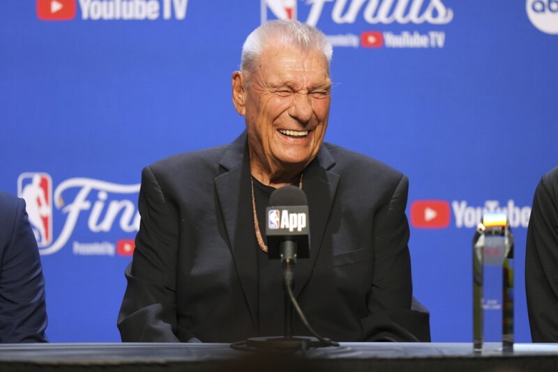 NBA傳奇教頭尼爾森8日獲頒終身成就獎。(美聯社)