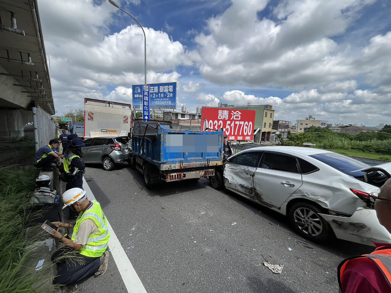 台76線西向彰化林厝交流道匝道口9日上午9時許發生6車追撞事故,其中2輛小型車駕駛及乘客共3人受傷,詳細肇事原因待國道警察釐清。(民眾提供)中央社記者鄭維真傳真 114年6月9日
