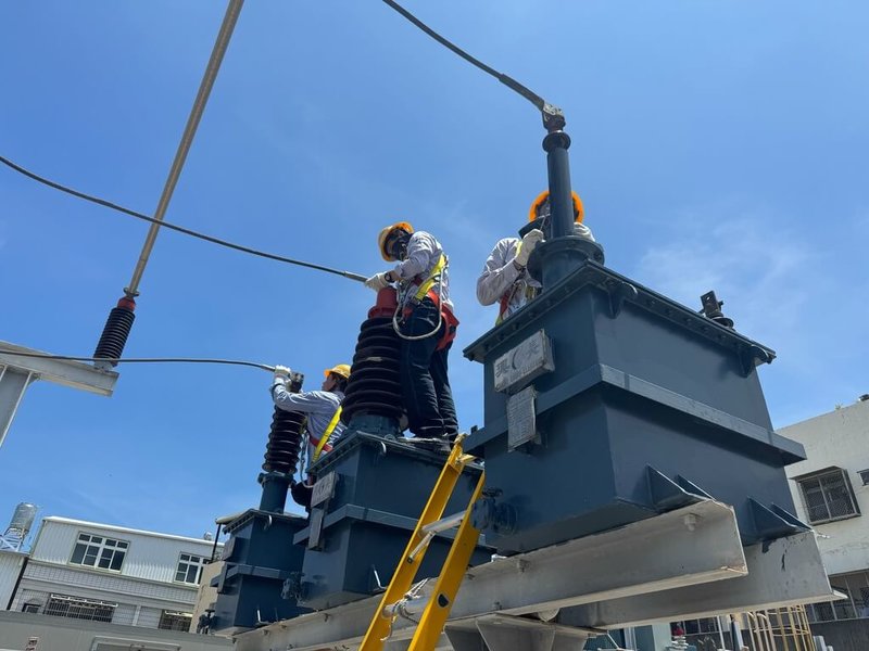 高雄市旗津區9日上午因匯流排電壓量測設備故障,導致8932戶停電;台電獲報後緊急派員搶修。(台電高雄區處提供)中央社記者蔡孟妤傳真 114年6月9日