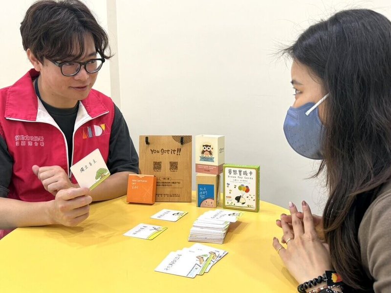 勞動部勞動力發展署雲嘉南分署朴子就業中心6月規劃辦5場無紙化徵才活動;圖為取得「國際生涯發展諮詢師」證照就業服務員協助待業青年釐清職涯方向。(朴子就業中心提供)中央社記者黃國芳傳真 114年6月9日
