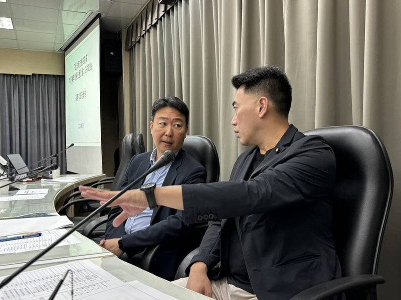 交通部長陳世凱(左)受國民黨立委林沛祥(右)之邀,9日前往基隆市政府聽取簡報後,再至各地考察交通建設。(林沛祥辦公室提供)中央社記者王朝鈺傳真 114年6月9日