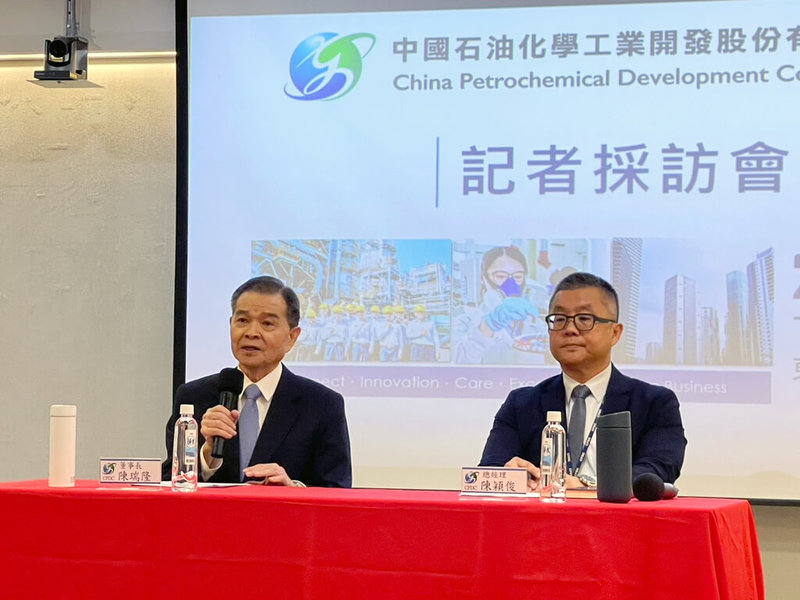 中石化董事長陳瑞隆(左)今天下午召開記者採訪會,強調陶朱隱園聯貸案處置權限屬於亞太工商聯與聯貸銀行團,中石化未涉入決策與背書,僅在最終階段提供協商建議。(中石化提供)中央社記者曾仁凱傳真 114年6月9日