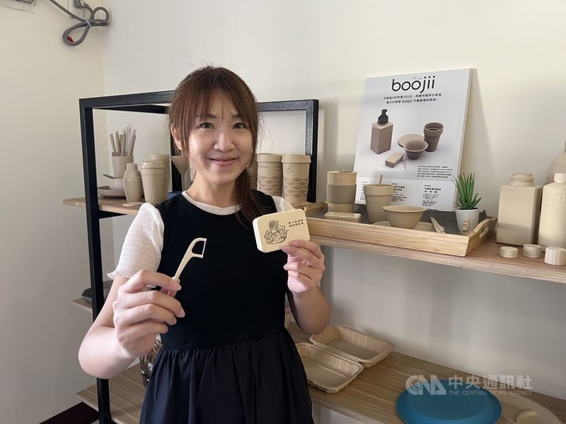 均苑有限公司致力開發植物纖維產品,設計總監許瑋庭展示以竹纖維打造的媽祖牙線盒及牙線棒。中央社記者郝雪卿攝 114年6月9日