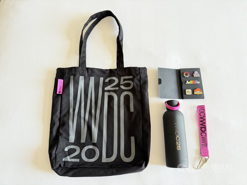蘋果公司將從台灣時間10日起舉辦年度全球開發者大會(WWDC),邀請部分媒體參與現場實體活動,提供的隨身包贈品包括印有WWDC 2025字樣的黑色帆布袋、黑粉配色的水壺、5枚特製別針。中央社記者吳家豪舊金山攝 114年6月9日