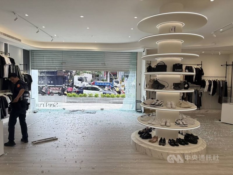 台中北屯區一家精品店9日上午遭人開車撞入店內,現場滿是玻璃碎片,造成裝潢及商品毀損;經警方調查,涉案車輛為一輛租賃車,全案已掌握特定對象,後續將查緝到案釐清。(翻攝照片)中央社記者蘇木春傳真 114年6月9日