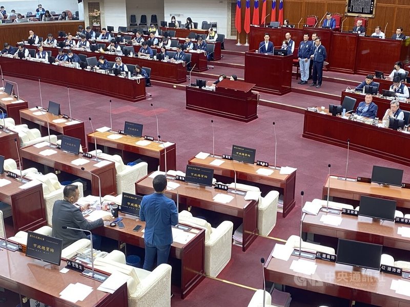 台北市議會9日進行市政總質詢,有議員指出,行政院長卓榮泰總預算「輪迴說」像幫派老大講話,中央、地方應是夥伴關係和生命共同體,而非互鬥,讓台灣變成撕裂狀態;對此,市長蔣萬安表示,中央應懸崖勒馬、改弦易轍,北市府有需要將提行政訴訟尋求行政救濟。中央社記者黃麗芸攝 114年6月9日