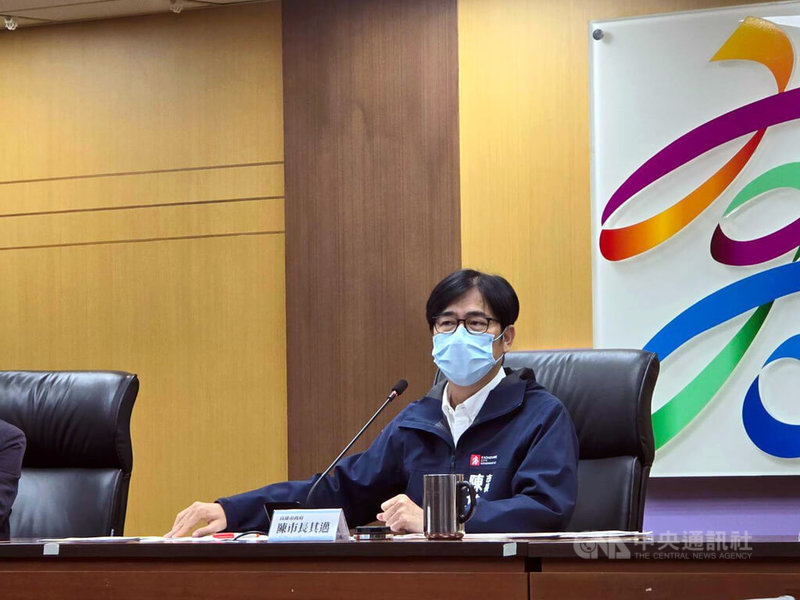 COVID-19疫情升溫,高雄市長陳其邁(圖)9日邀集醫師專家舉行記者會,說明高雄市長照機構及醫院配戴口罩、急診分流等3大防疫主軸。中央社記者蔡孟妤攝 114年6月9日