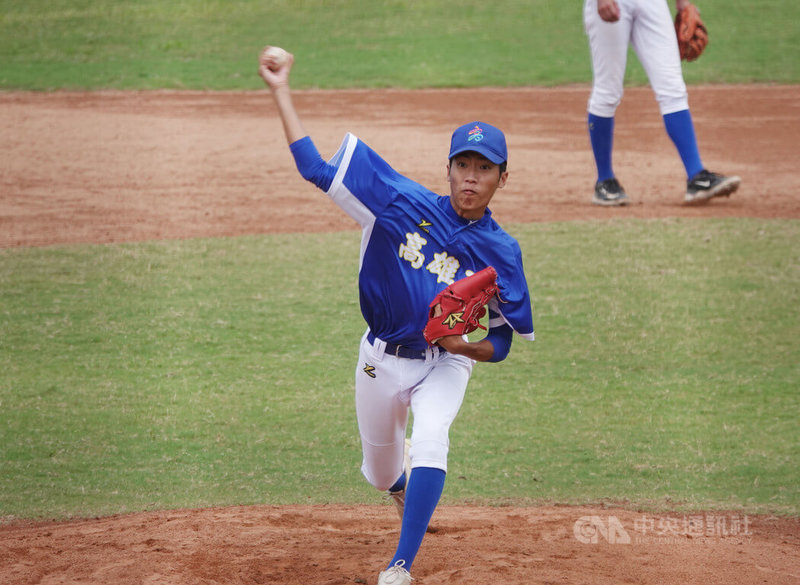 114年玉山盃青棒賽高雄市隊投手蘇嵐鴻(圖)9日登板對台東縣,本壘後方球探聚集,中繼2局2分責失分、最快球速148公里,蘇嵐鴻目標旅外、暫不考慮中職選秀。中央社記者謝靜雯攝 114年6月9日