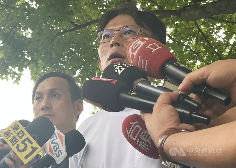 台灣民眾黨主席黃國昌(右)9日上午參加立法院教育及文化委員會主辦「考察新北市國民教育充實教學環境設備及校園修繕」行程,結束後黃國昌與國民黨立委葉元之(左)接受媒體聯訪。中央社記者趙敏雅攝 114年6月9日