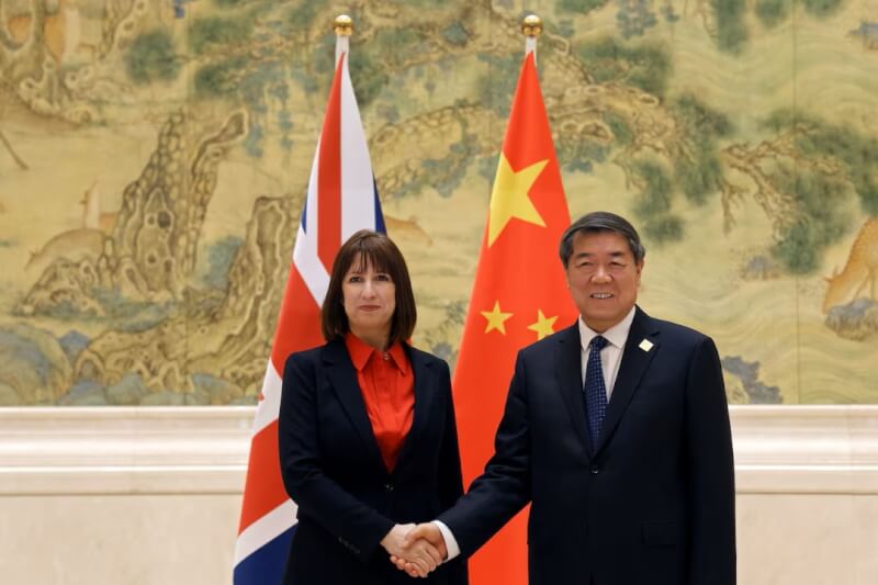 英國財政大臣里夫斯(左)1月11日於英中經濟財金對話時,在北京與中國國務院副總理何立峰(右)會面。(路透社)