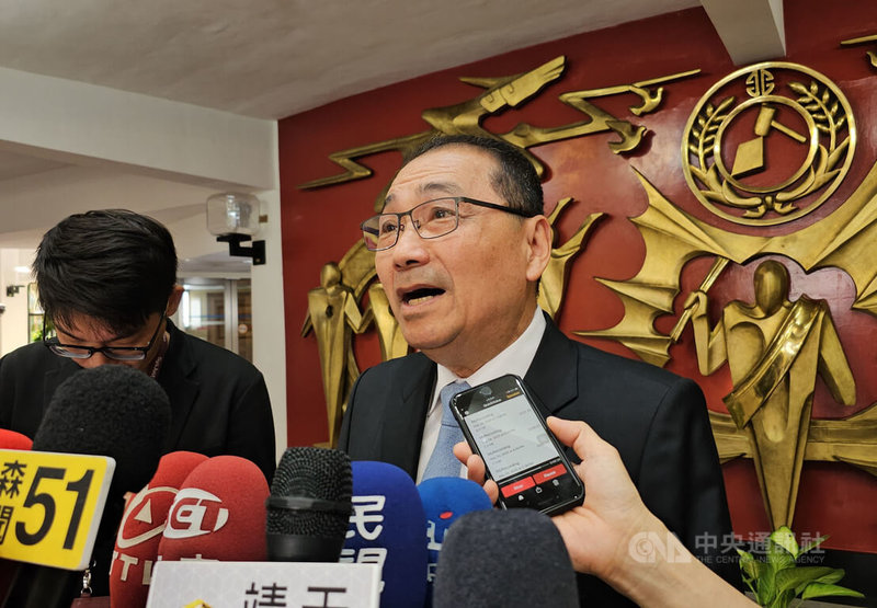 前中廣董事長趙少康對大罷免提出縣市首長應護住選區立委的「母雞護小雞」說法。不過，新北市長侯友宜（右）9日接受媒體聯訪時表示，做對的事，讓人民過好生活，是大家的責任，「我保護的不是立委，我保護的是新北市人民應該有更好的生活」。中央社記者王鴻國攝  114年6月9日