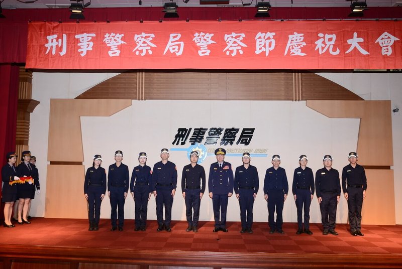 警政署刑事局9日舉辦警察節慶祝大會,由局長周幼偉(右6)親自主持,會中先就陞職及初任警察官人員進行授階,並表揚獲獎的模範警察人員。(刑事局提供)中央社記者黃麗芸傳真 114年6月9日