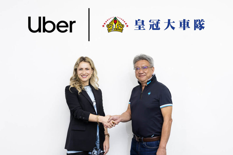 Uber宣布將併購台灣本地計程車車隊「皇冠大車隊」。圖左為Uber台灣總經理楊麗達，圖右為皇冠大車隊董事長吳俊德。（Uber提供）中央社記者江明晏傳真  114年6月9日