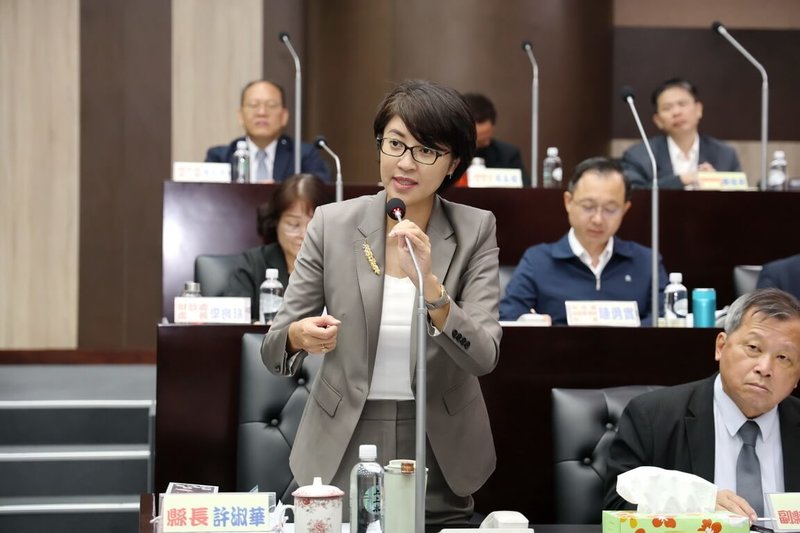 行政院刪減南投縣政府一般性補助款新台幣35億元，對此，縣長許淑華（前左）9日說，縣府須做很大調度，下半年才能運作正常，有關民生品質政策絕不減少。（南投縣政府提供）中央社記者蕭博陽南投縣傳真  114年6月9日