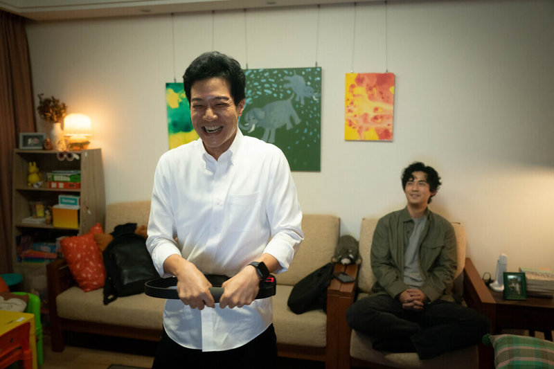 演員薛仕凌(左)、周渝民(右)在「我們與惡的距離II」飾演好兄弟,2人直接跳過稱兄道弟的過程,僅靠眼神激盪出火花,觀眾更替他們取了「政亦CP」的名字。(CATCHPLAY+、公視、大慕可可提供)中央社記者洪素津傳真 114年6月9日