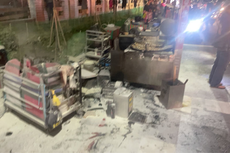 台南市永康區五王國小旁夜市一處販售地瓜球攤位9日晚間準備營業時,疑因瓦斯增壓閥脫落不慎起火燃燒,攤商夫妻2人手腳燒燙傷送醫,攤位器具被燒毀。(讀者提供)中央社記者楊思瑞台南傳真 114年6月9日