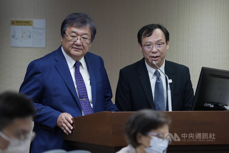 立法院社福及衛環委員會9日審查全民健康保險資料管理條例草案,衛福部長邱泰源(後左)與健保署長石崇良(後右)列席,接受立委質詢。中央社記者徐肇昌攝 114年6月9日