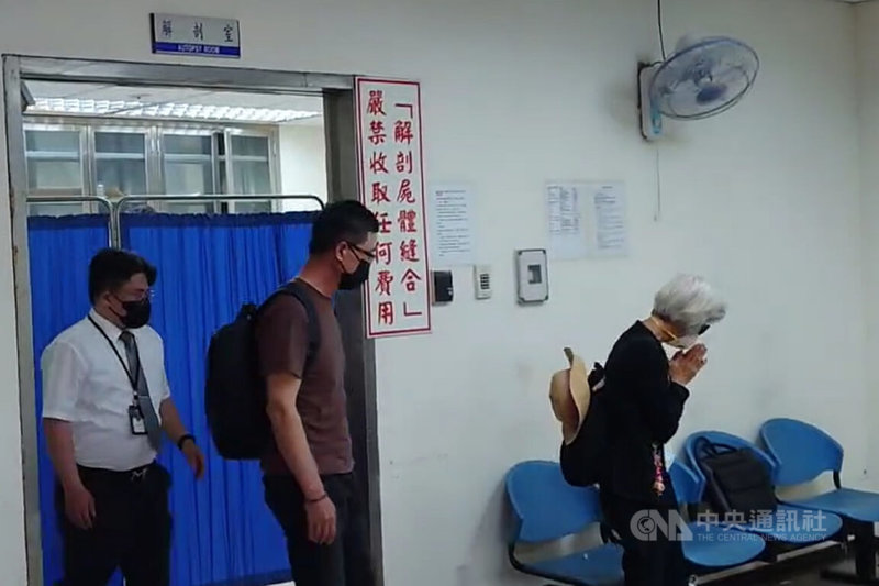 台南市東區8日發生自小客車失控衝撞前方車輛事故,造成自行車騎士陳姓男子死亡,死者家屬9日上午到殯儀館會同檢方進行死者相驗。中央社記者楊思瑞攝 114年6月9日