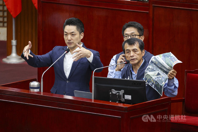 台北市議會9日下午進行市政總質詢及答覆,台北市長蔣萬安(左)率交通局長謝銘鴻(右)等局處首長列席備詢,回應議員質詢公館圓環拆除議題。中央社記者鄭清元攝 114年6月9日