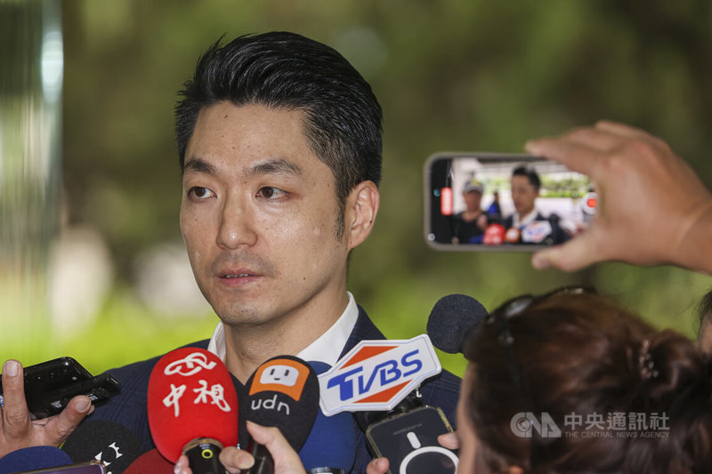 台北市長蔣萬安(圖)9日赴議會總質詢前受訪時說,中央違法砍補助款,這些都是用在弱勢、老人家以及孩子身上,身為台北市的大家長,他就是極力為辛苦的百姓爭取應有的權益。中央社記者鄭清元攝 114年6月9日