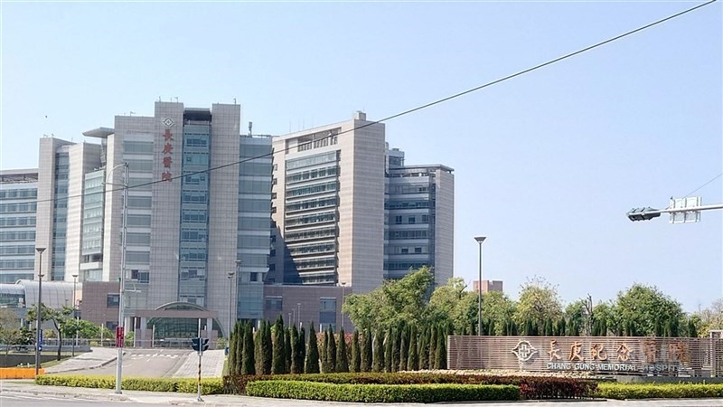 嘉義長庚紀念醫院神經內科系主任黃彥筑一則通訊軟體LINE訊息指「各大醫院神內崩盤」引發爭議，黃彥筑9日透過醫院表示，主要提醒各醫院注重病患分流，勿排擠真正需求患者。圖為嘉義長庚醫院。（中央社檔案照片）