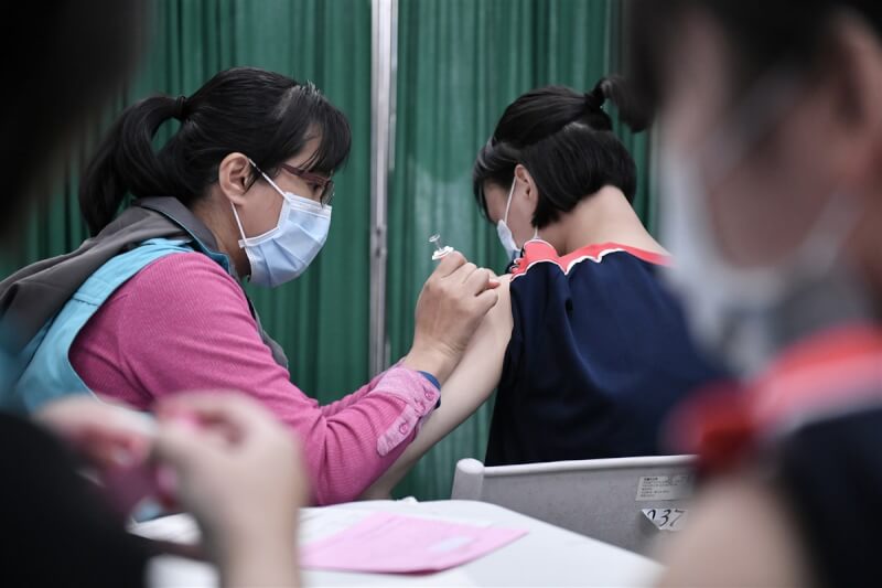 圖為花蓮縣國中生接種公費HPV疫苗。(花蓮縣政府提供)