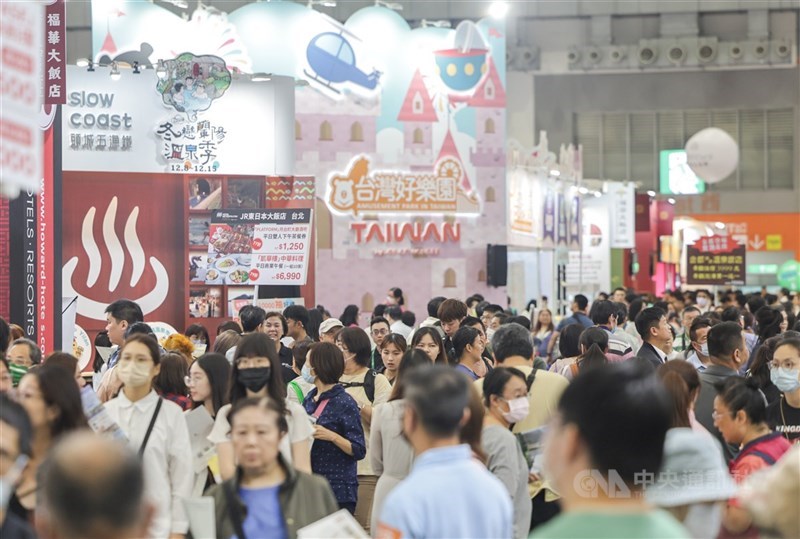 觀光署公布最新旅行業營運狀況，其中包含6家旅行社遭觀光署廢照，23家申請解散。圖為113年旅展銷售狀況。（中央社檔案照片）