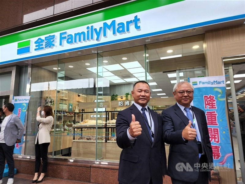 全家5月營收創單月新高,成長動能來自於店數增長、泛鮮食、一般商品業績皆成長。圖左至右為全家總經理薛東都、董事長葉榮廷。(中央社檔案照片)