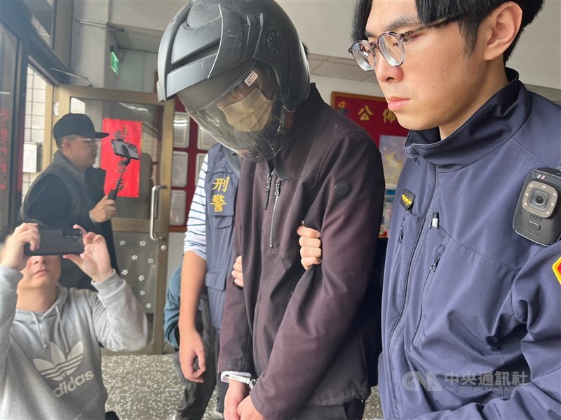 新北市2歲男童疑遭虐待,警方2月20日將男童父親(右2)依法移送至新北地檢署偵辦。(中央社檔案照片)