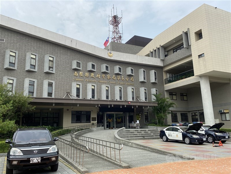 王姓男子因案遭外縣市檢警偵辦,民國114年1月12日至南投縣警察局草屯分局(圖)詢問事情後,走出門口撿起木棍打破警車擋風玻璃,被依損壞公務員職務上掌管之物品罪判刑4月。(中央社檔案照片)