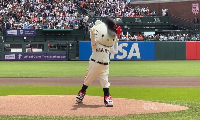 MLB舊金山巨人隊8日舉辦Hello Kitty日,Hello Kitty上場開球。中央社記者張欣瑜舊金山攝 114年6月9日