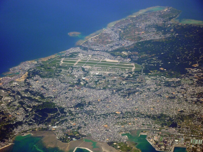 圖為自日本沖繩上空空拍美軍嘉手納空軍基地的影像。(圖取自維基共享資源;作者Sonata,CC BY-SA 3.0)