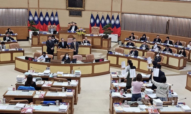新北市長侯友宜市政總質詢首日,9日民進黨議員群起質詢罷免議題,並在議場內大喊「大罷免,大成功」。中央社記者王鴻國攝 114年6月9日