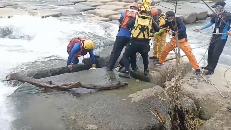 5名越南籍移工8日傍晚前往苗栗縣後龍溪邊烤肉戲水,其中1名男子落水後失蹤,經消防局搜救多時,9日中午發現男子卡在第2攔沙壩消波塊間,已明顯死亡,後續將由檢警相驗,釐清案情。(民眾提供)中央社記者管瑞平傳真 114年6月9日