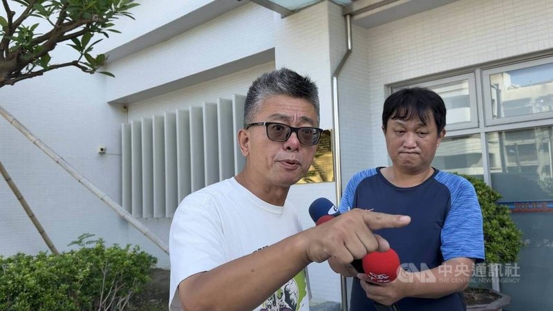 罷免民進黨高雄立委許智傑領銜人朱磊(左)9日指控許智傑抹黑他是「共諜」,向警方報案提告。中央社記者洪學廣攝 114年6月9日