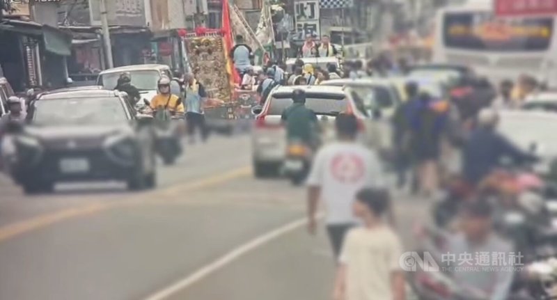 台北市霞海城隍廟8日進行遶境活動，參與陣頭行經延平北路四段一帶時，有團員將燃畢煙火踢至路旁擺放鞭炮處，周姓男子見狀勸阻，雙方引發口角衝突，周男反遭3名團員圍毆，警方獲報循線追人並通知到案說明。（翻攝照片）中央社記者黃麗芸傳真  114年6月9日
