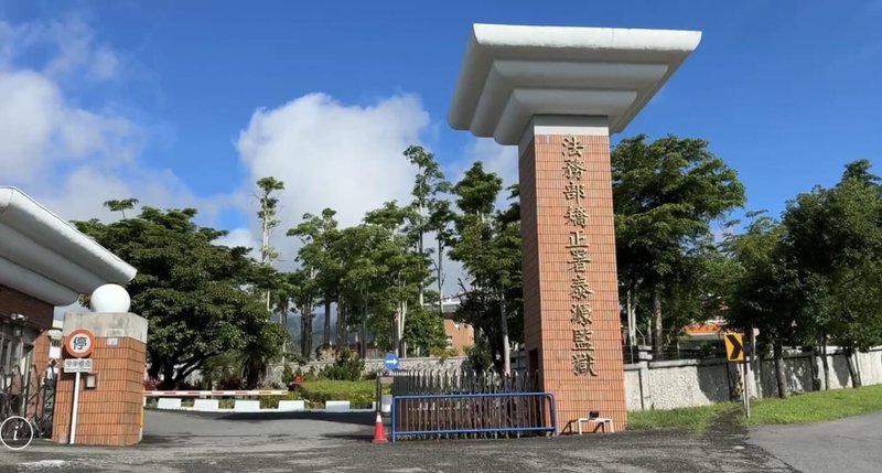 台東泰源監獄9日凌晨2名受刑人因睡覺互相干擾而打架,其中1人臉部多處受傷,經獄方初步包紮後,送台東馬偕醫院治療。(民眾提供)中央社記者李先鳳傳真 114年6月9日