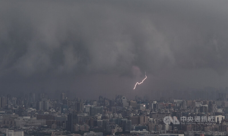 中央氣象署9日下午發布大雨特報,提醒北部地區及各地山區有局部大雨發生的機率,注意雷擊及強陣風。圖為內湖碧山巖遠眺台北市區。(中央社檔案照片)