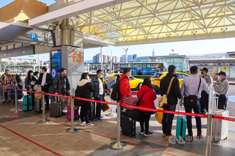 圖為台北松山機場入境旅客。(中央社檔案照片)