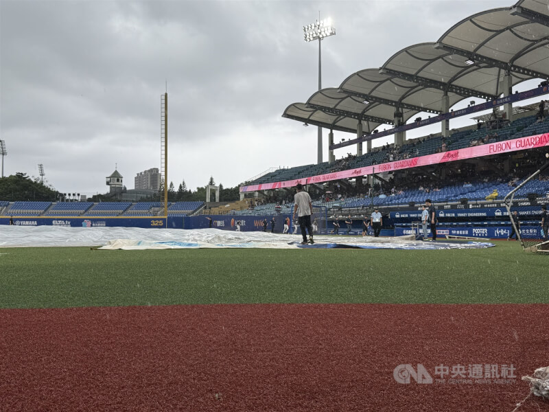 圖為新莊棒球場因雨勢不斷場地蓋上帆布。(中央社檔案照片)