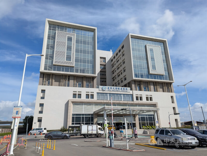 亞洲大學附屬醫院婦科陳姓主任遭控113年間看診時向1名女患者性騷擾，但患者控訴經向台中市政府申訴成立後，該名醫師仍在看診；院方9日表示，若調查屬實，將依規召開人評會議討論懲處。圖為亞大醫院外觀。中央社記者蘇木春攝  114年6月9日